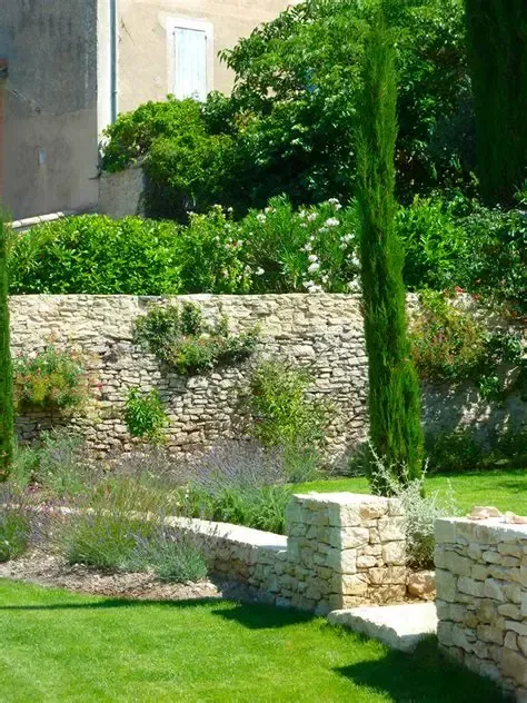 Murets en pierre sèche, cyprès et lavandes